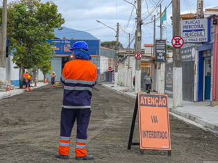 SÃO SEBASTIÃO - PAVIMENTAÇÃO AVANÇA NA VILA AMÉLIA E TERÁ INTERDIÇÕES TEMPORÁRIAS NESTA SEXTA-FEIRA
