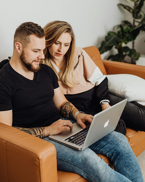 couple engaged in a video session