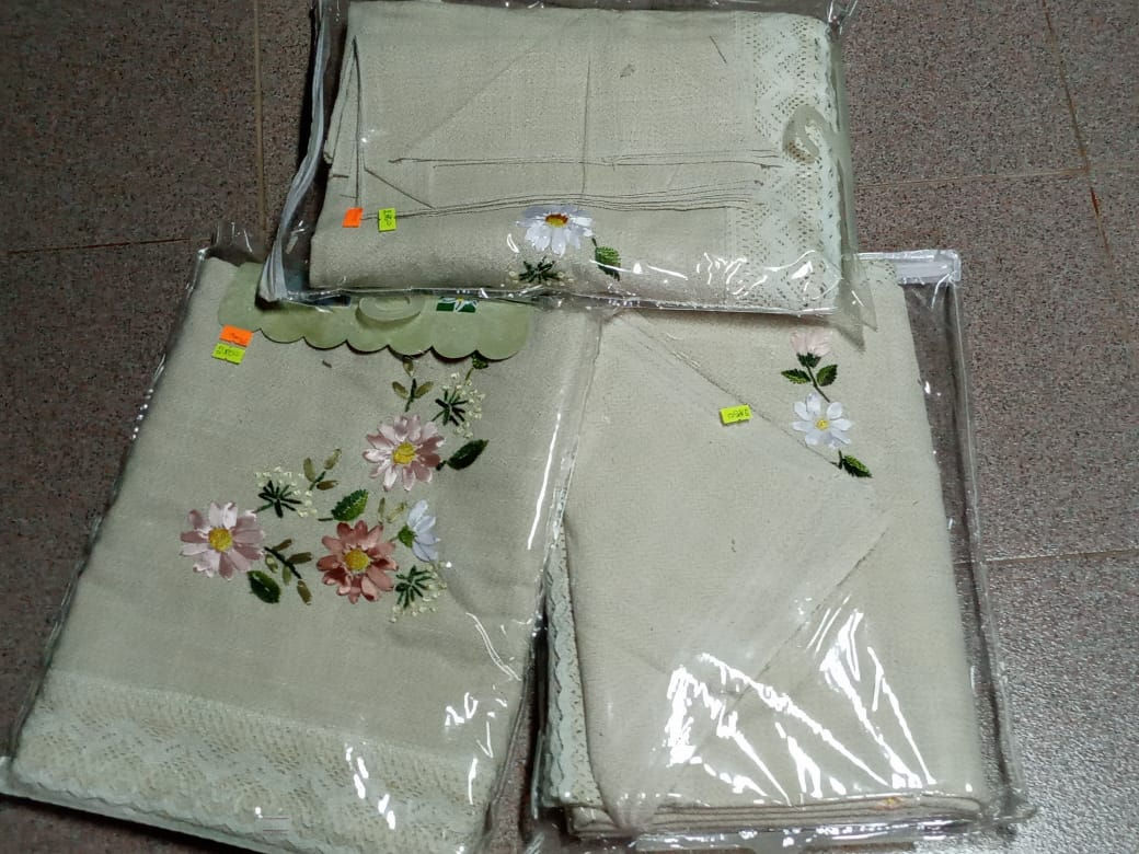 Mantel flores bordadas