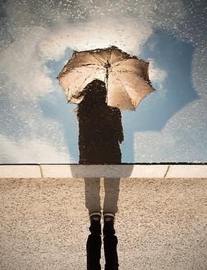 Kvinna under ett paraply som söker utmaningar