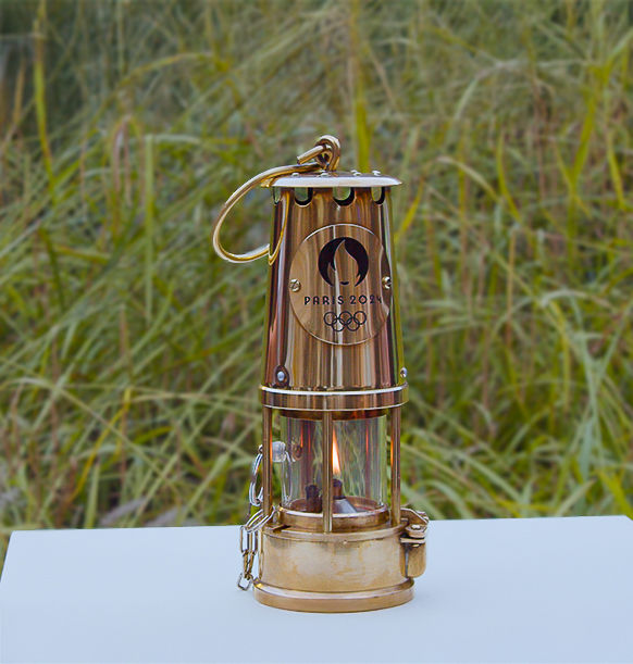 Photo de la flamme olympique prise au Petit Palais à Paris lors des Jeux Olympiques de Paris 2024