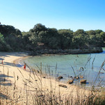 Île d'Aix. Baby Plage. L'Île-d'Aix est une commune du Sud-Ouest de la France, située dans le département de la Charente-Maritime et la région Nouvelle-Aquitaine. Promenade en Mer La Rochelle. Promenade en Mer La Rochelle avec escale sur l'île d'Aix. 