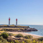 L'île d'Aix. L'Île-d'Aix est une commune du Sud-Ouest de la France, située dans le département de la Charente-Maritime et la région Nouvelle-Aquitaine.Promenade en Mer La Rochelle. Promenade en Mer La Rochelle avec escale sur l'île d'Aix. 