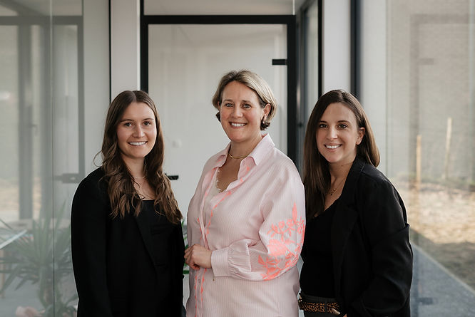Cécile Delrée, avocate à Aywaille, avec ses collaboratrices