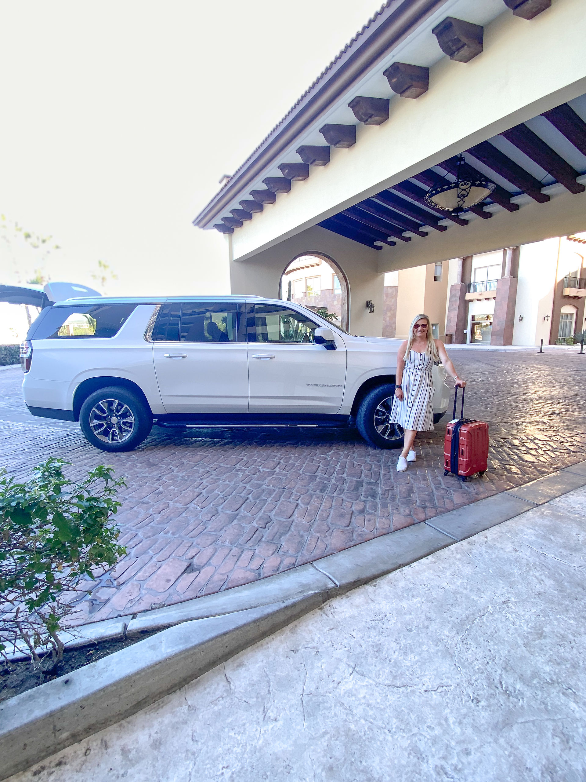 Traveling to Los Cabos, Mexico, for your destination wedding, honeymoon, anniversary trip, or bachelor/bachelorette party?! As you are planning your trip, you are probably wondering: “what are my transportation options & what are the best ways for getting around Cabo San Lucas & San José del Cabo? Rich & Kitch, your Los Cabos travel experts, are here to answer your questions! 