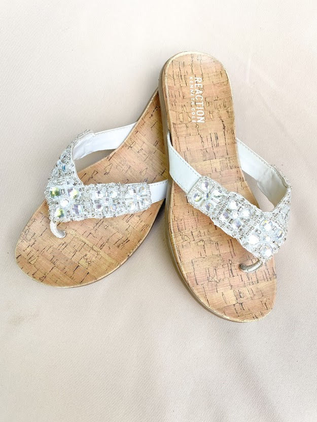 Wedding shoe inspo for the beachy bride | Wedding flip flops & flat sandals for the beachy bride 👰🏼‍♀️🩴💍 Perfect shoe style for a destination wedding on the beach, or wedding shoes to change into for dancing at your wedding reception! 