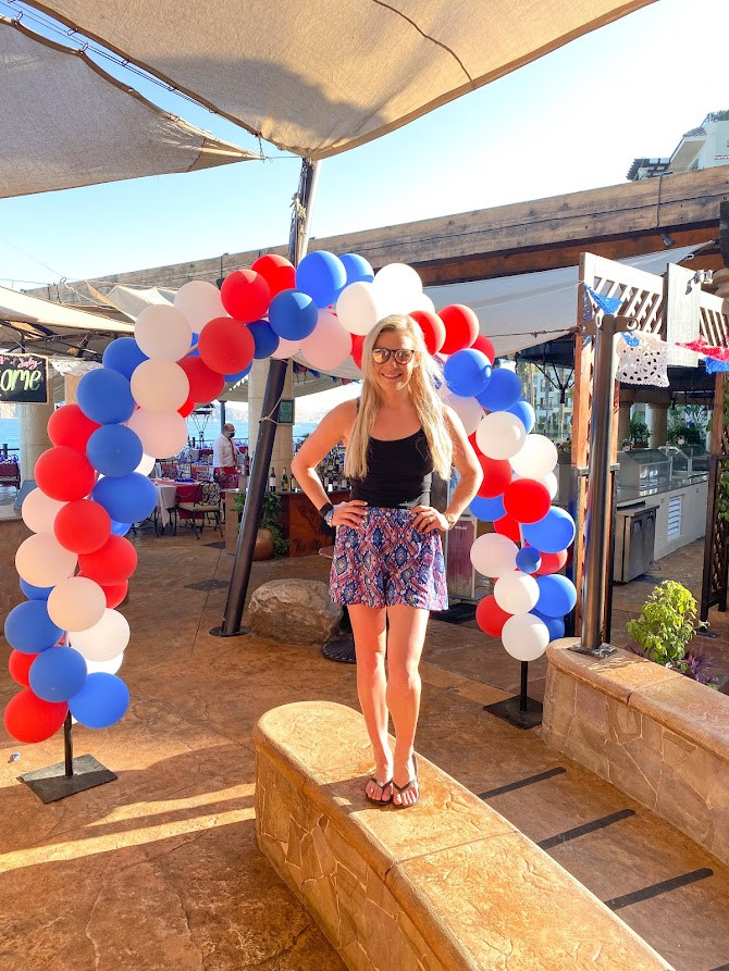 Dreaming of traveling to Cabo San Lucas, Mexico for your destination wedding, honeymoon, anniversary trip, or bachelor/bachelorette party?! Rich & Kitch are here to help! As frequent travelers to Los Cabos, we’ve visited every month of the year, so we’re here to share which months are best to plan your vacation to Cabo!