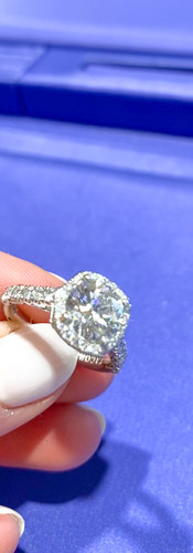 Ready to propose to your significant other with the perfect diamond engagement ring? Rich & Kitch partnered with their local jewelry store, Peter & Co. Jewelers located in Cleveland Ohio to share a guide with everything you need to know about shopping for diamonds & choosing an engagement ring for your future fiancé!