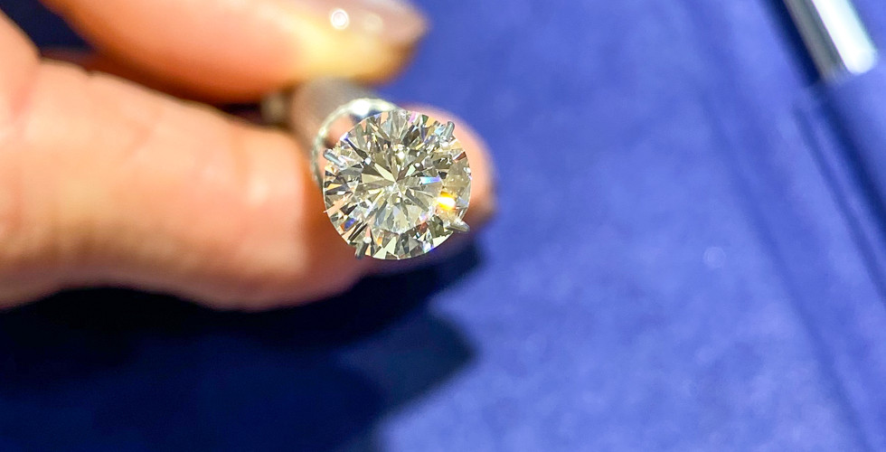 Ready to propose to your significant other with the perfect diamond engagement ring? Rich & Kitch partnered with their local jewelry store, Peter & Co. Jewelers located in Cleveland Ohio to share a guide with everything you need to know about shopping for diamonds & choosing an engagement ring for your future fiancé.