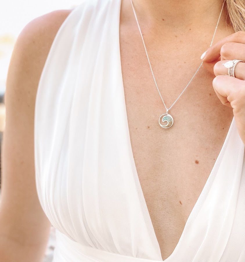 It’s time to share the love this holiday season! Whether you are shopping for the perfect wedding gifts and/or holiday gifts to get your loved ones, Rich & Kitch are here to share their destination wedding & holiday gift guide with you! Keep reading to find gift ideas for your destination wedding guests, bridesmaids, groomsmen, parents of the bride, parents of the groom, and bride & groom gifts for each other!