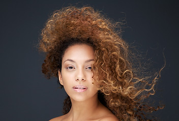 風掃引髪を持つモデル