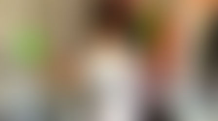 criança segurando em elasticos na fisioterapia