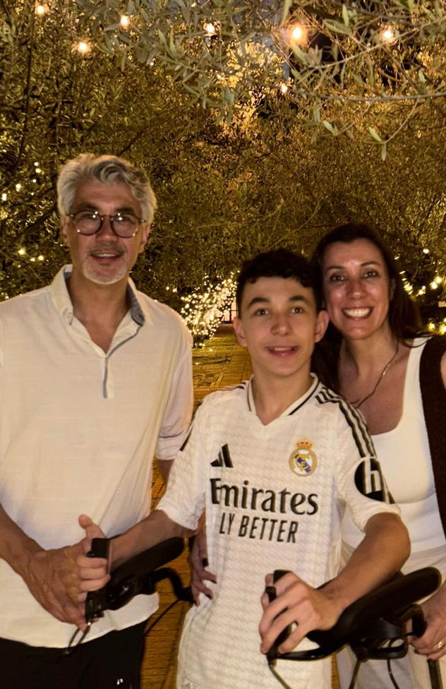 homem, mulher e criança com andador com fundo de luzes