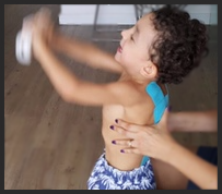 foto criança jogando video game com Kinesio tape