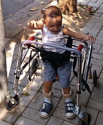 foto criança no andador