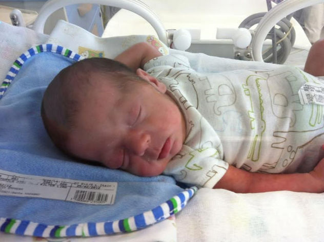 bebe na incubadora dormindo