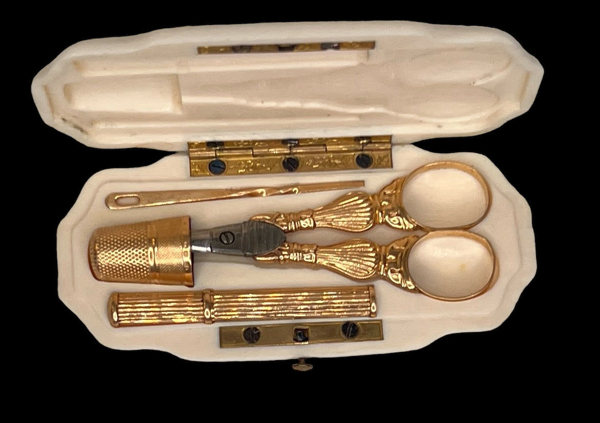 A FRENCH GOLD AND IVORY SEWING NECESSAIRE, 19TH CENTURY