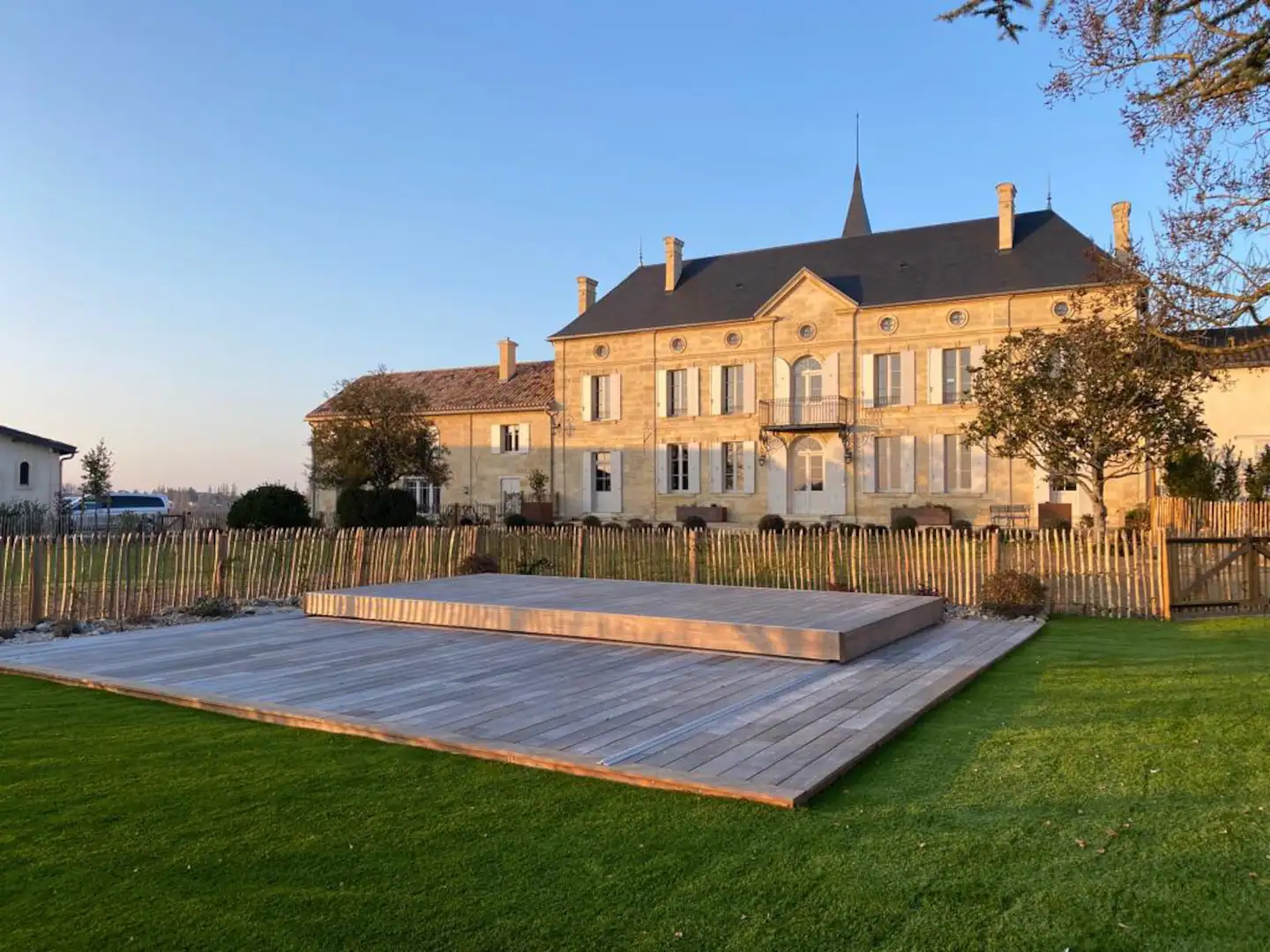 Vue extérieure du gîte avec piscine