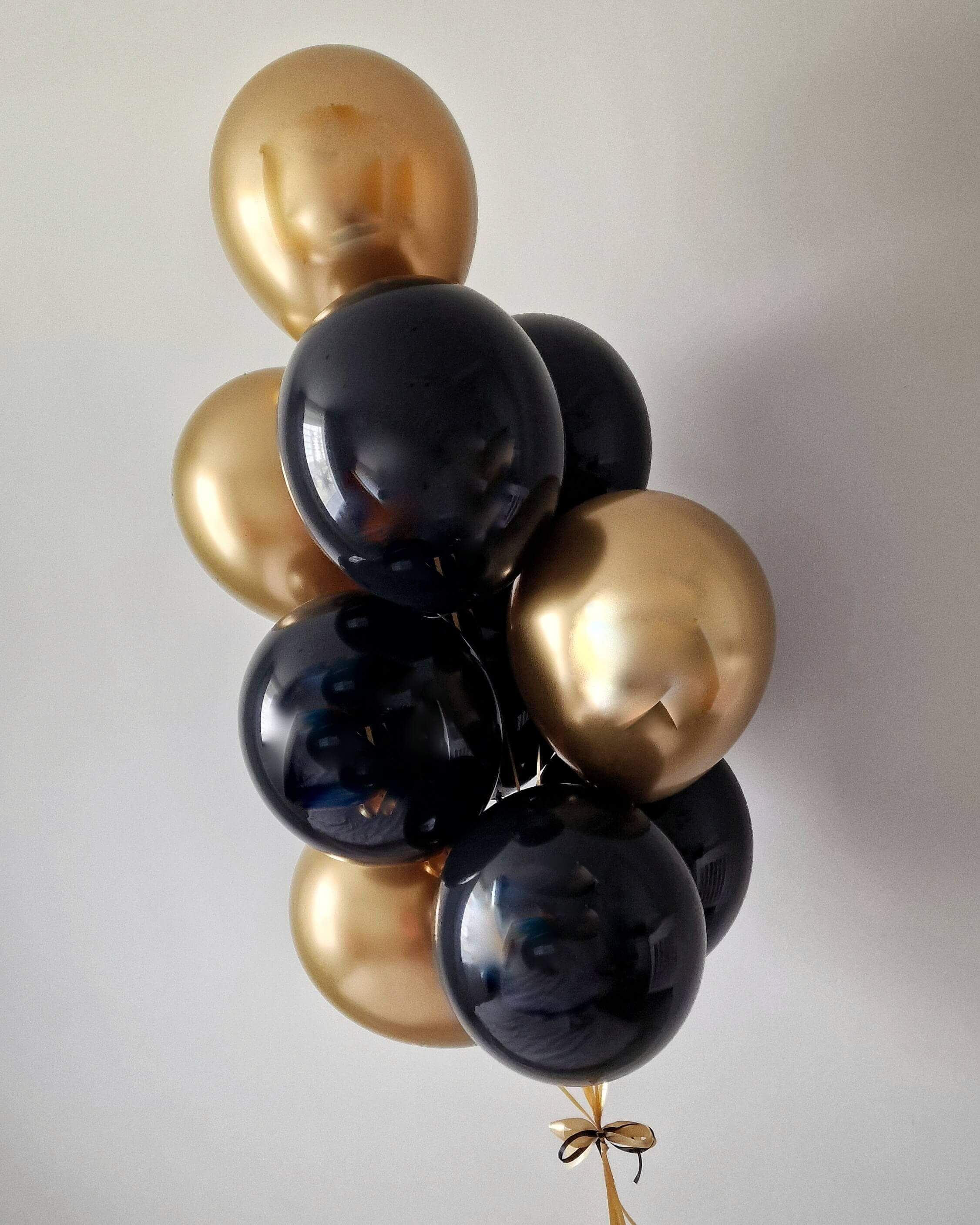 Strūklaka no melniem un zelta baloniem