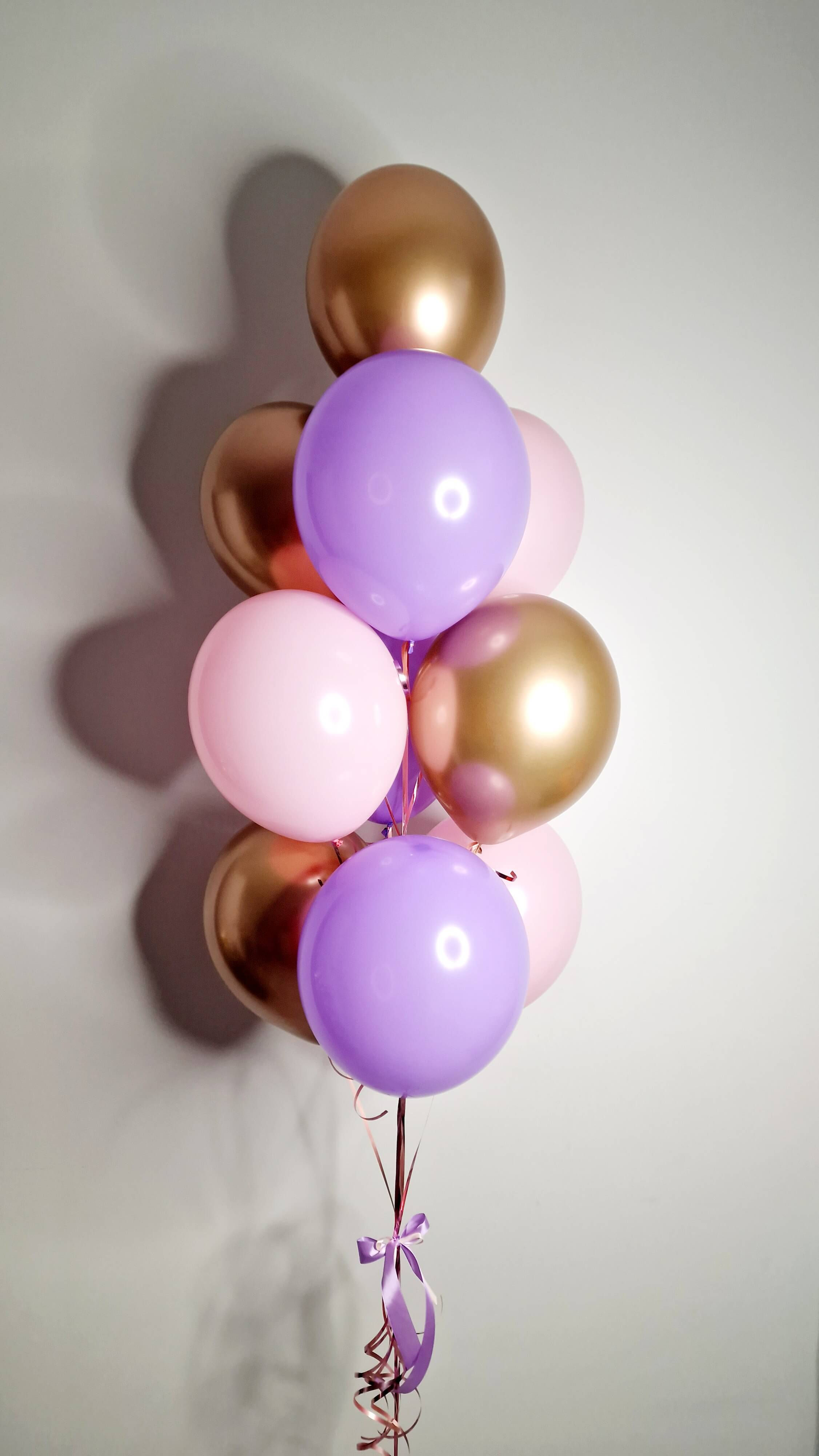 Strūklaka no rozā, zelta un violetiem baloniem