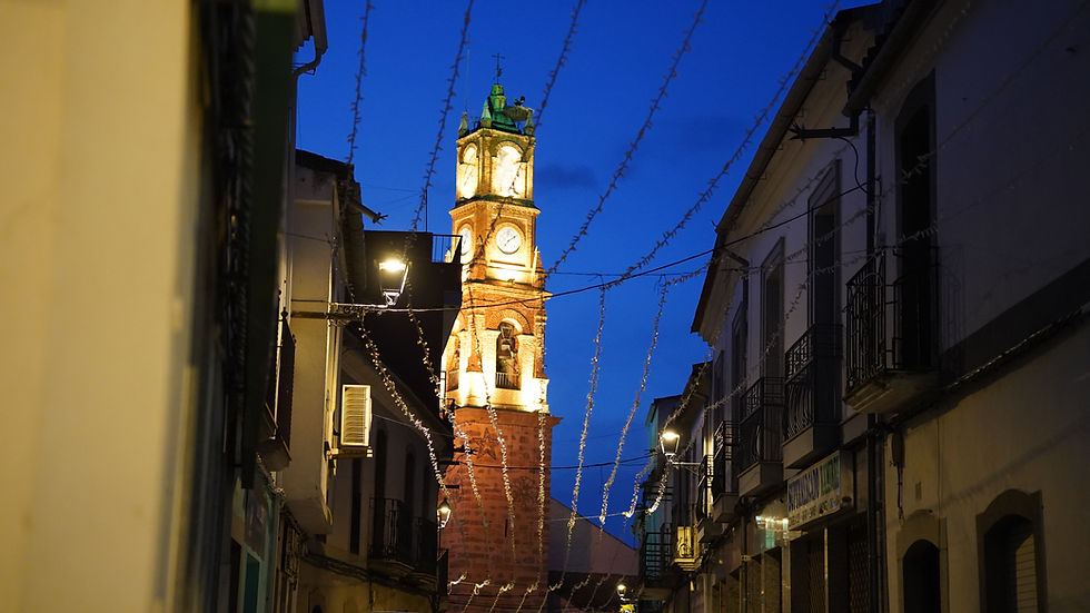Iglesia de Nuestra Señora de la Encarnación iluminada en El Viso, Córdoba