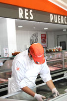 EMPLEADO MERCADO ACOMODANDO.jpg