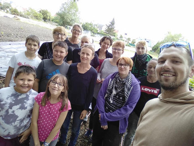 Des bénévoles à la plantation d'une fraiseraie