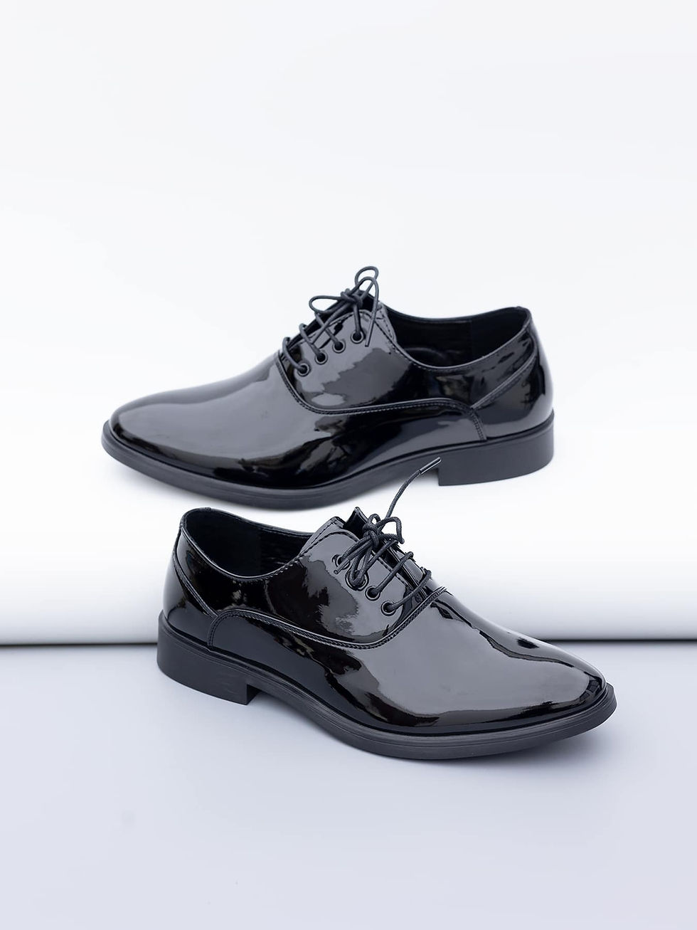 Thumbnail: Lakk-kingad Tuxedo Essential