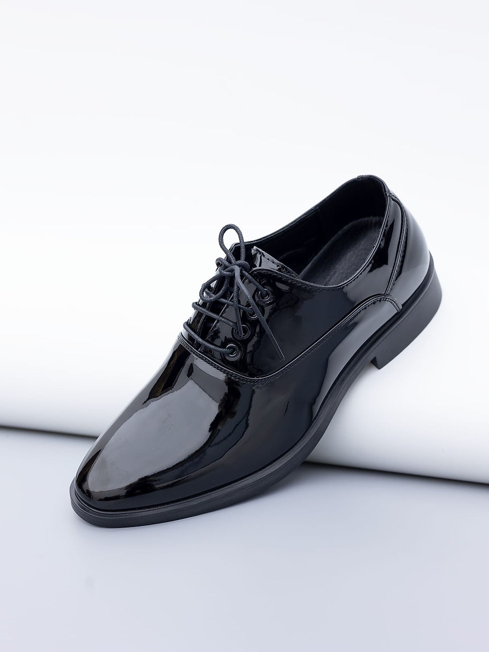 Thumbnail: Lakk-kingad Tuxedo Essential