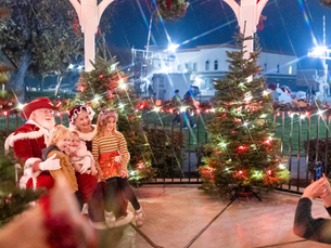 Santa with a cowboy hat on taking photos with children in Oakdale CA
