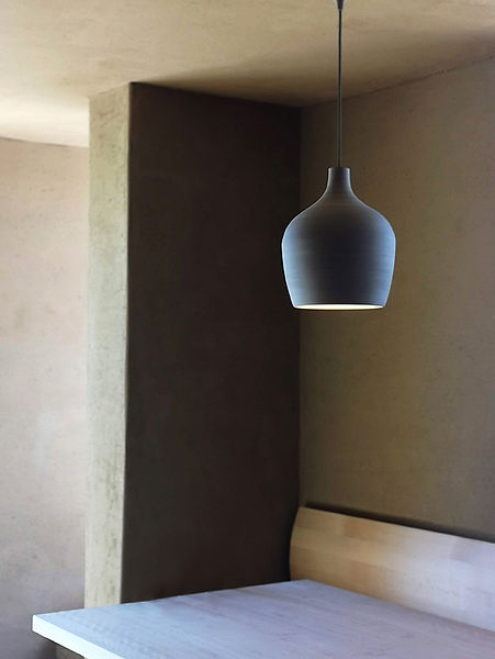 Atmo Medium Keramik-Pendelleuchte in ruhigem, minimalistischen Innenraum