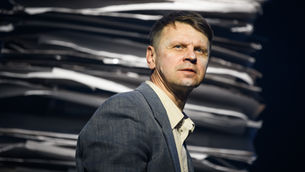Vilniaus teatro „LĖLĖ“ dviejų dalių premjera – poezijos spektaklis „Viskas, ko neturi“ – Rolando Kazlo režisuota kelionė į poeto Valdemaro Kukulo pasaulį