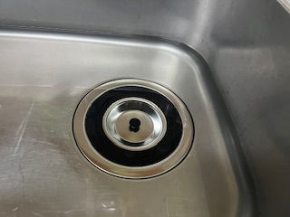 盛岡市西青山で流し用排水トラップの交換です。