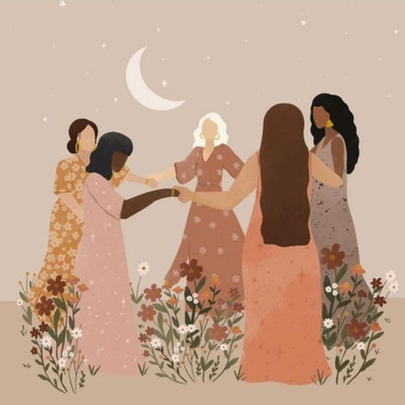 cirkel van vrouwen die hand in hand staan onder een maan en met bloemen om hen heen