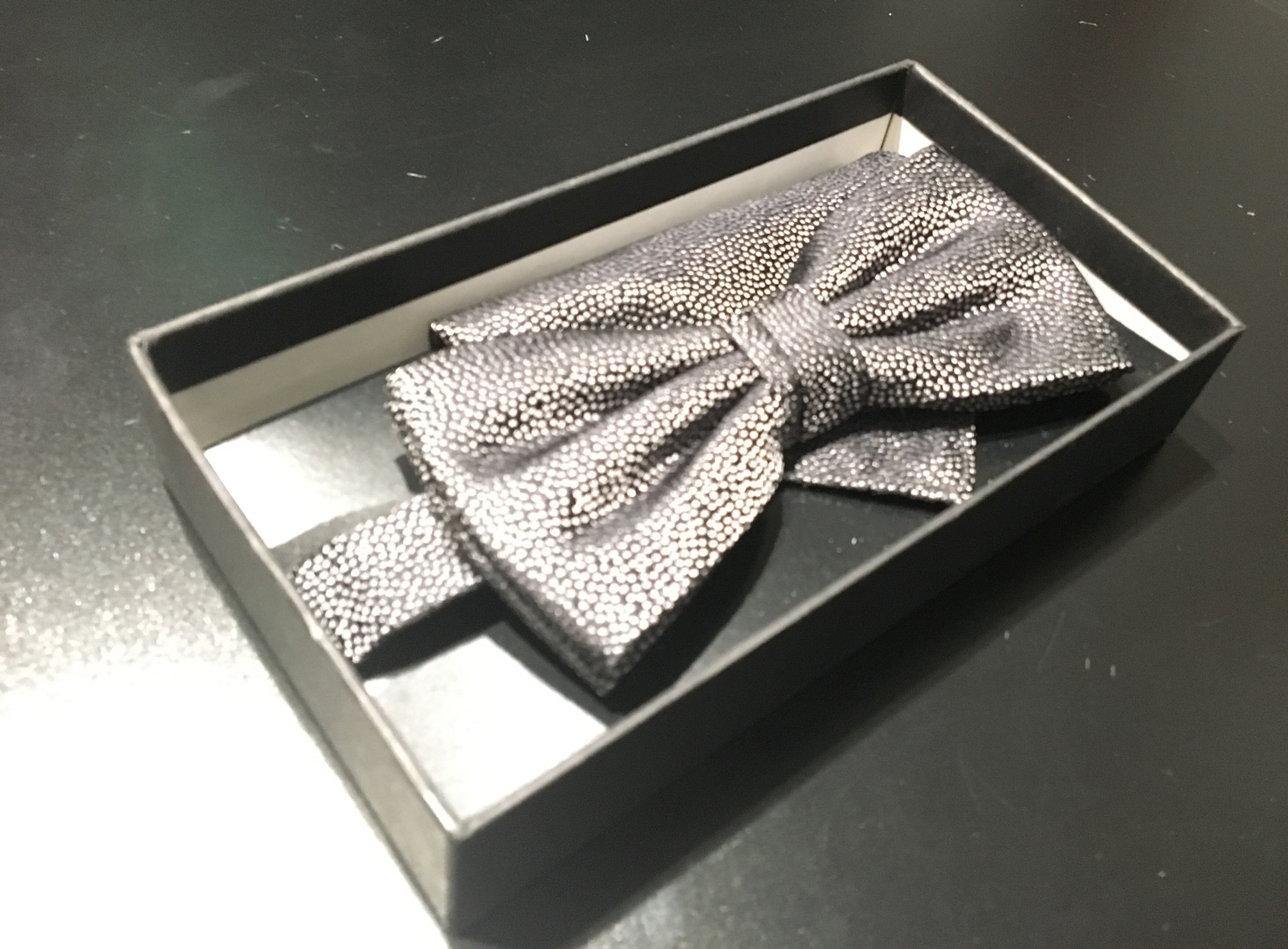 Seidenfliege mit Muster und Ziertuch