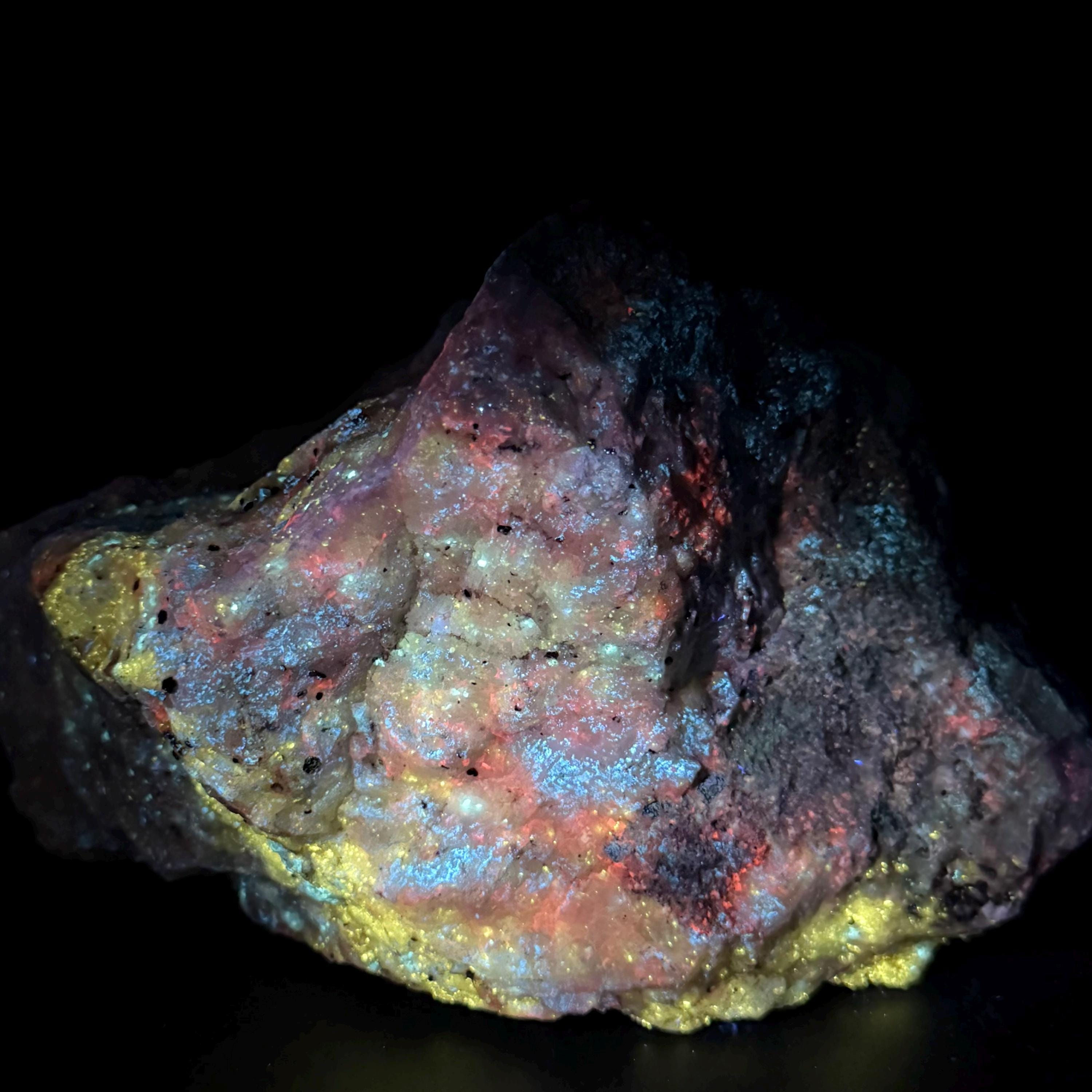 Fluorescent Minerals, UV Reactive Calcite, Aragonite, Chondrodite Mineral