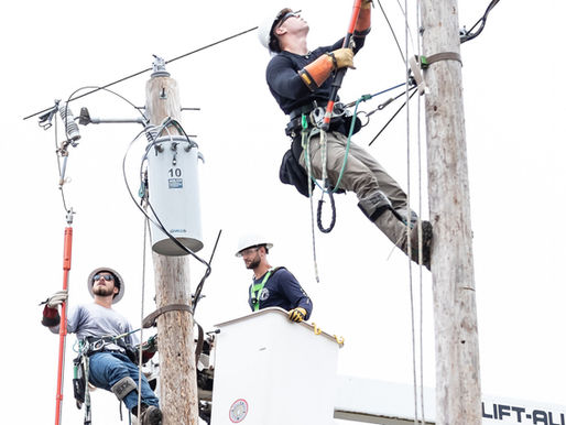 Lineman School vs. Apprenticeship: What’s the Difference?