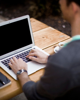 Escribiendo en la computadora portátil