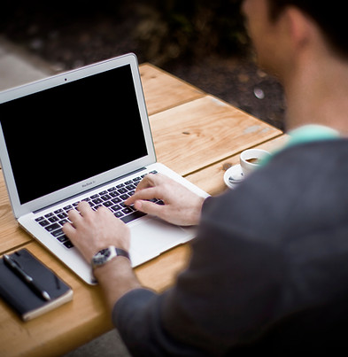 Taper sur un ordinateur portable
