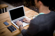 Tippen auf dem Laptop
