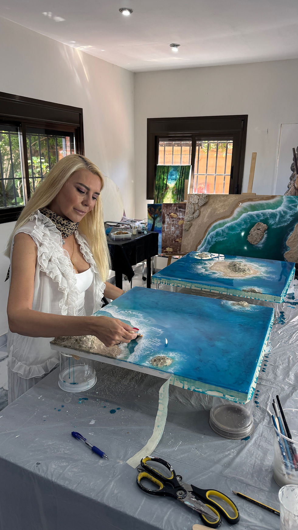 La artista Sol guiando una formación privada de Ocean Resin Art en Sol Art Studio.