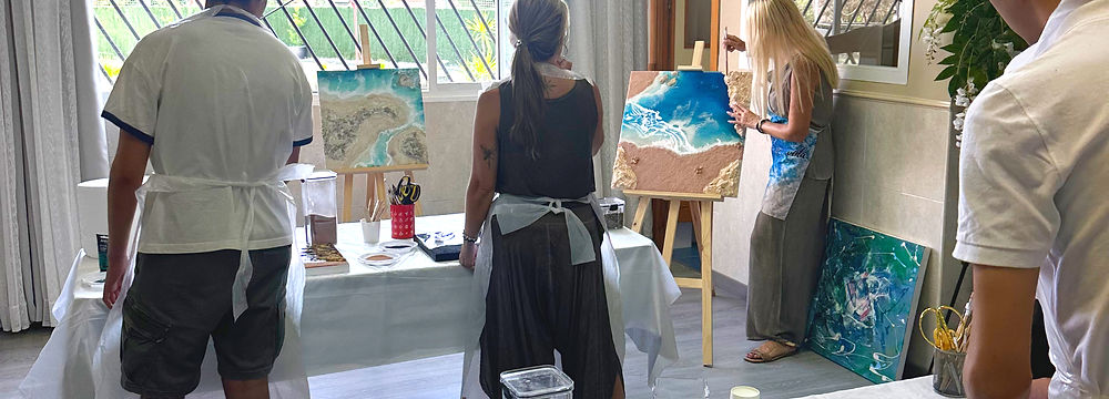 Alumnos practicando en el curso de pintura fluida presencial.