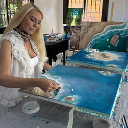 Sol creando obras de pintura fluida con resina