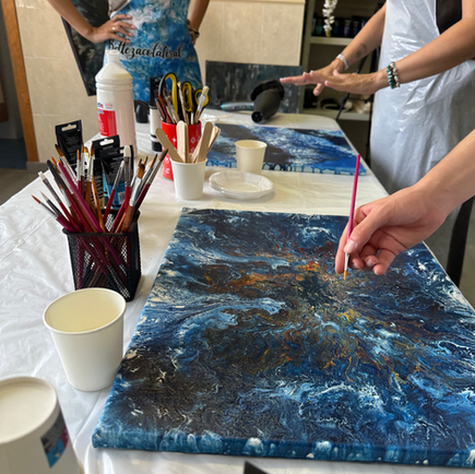 Curso privado de pintura fluida online en directo con la artista Sol.