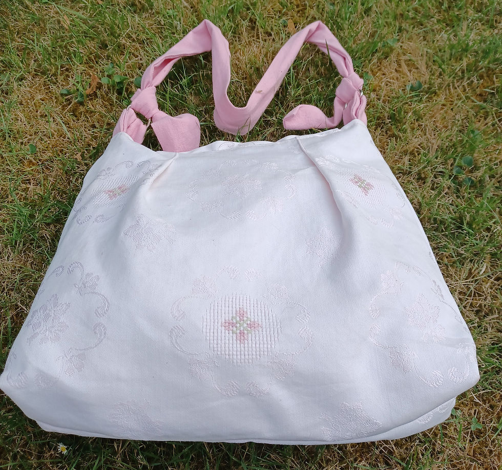 Thumbnail: Bestickte Handtasche mit geknotetem Schulterband
