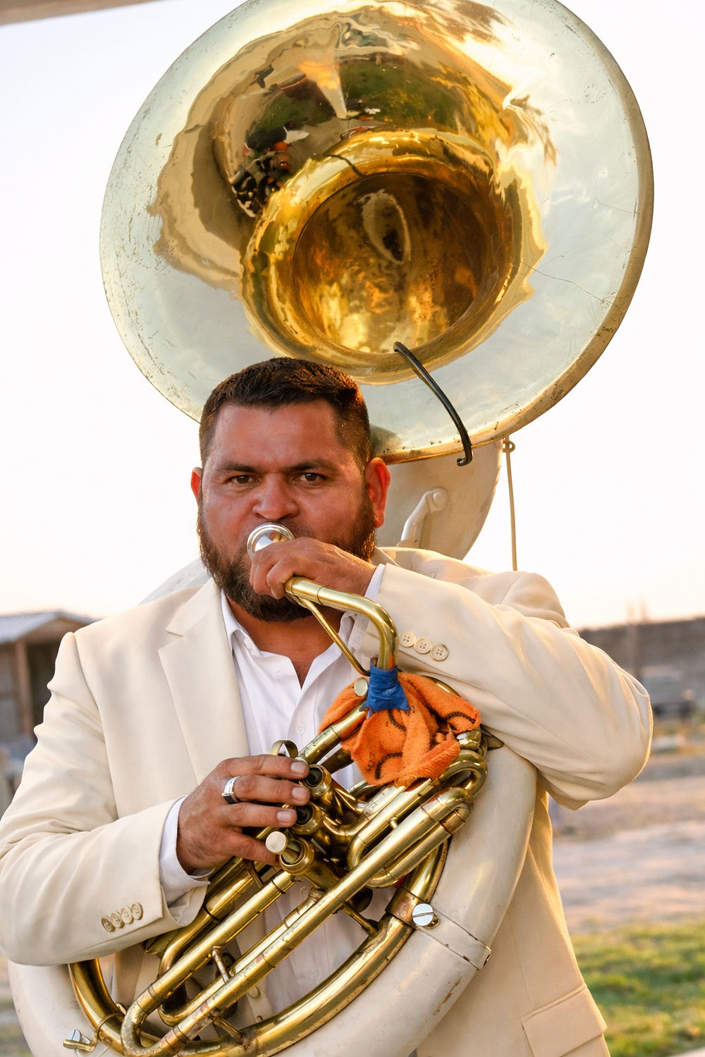 Percusionista de Tamborazo Rebelde tocando tambora en una celebración privada en el Área de la Bahía.