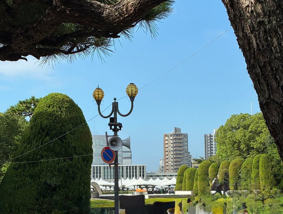 夕方から行われる元安川の「とうろう流し」に使う「とうろう」の商店街販売ボランティアは午前6時集合。売り場設営もあるので２時間半拘束されます。広島市の団体は合唱団や地元中高吹奏楽団が駆り出され生演奏をします。父も朝一のボランティアで朝早く出かけていました。幼少の頃、とうろう流しを見ようと夜連れ出されました。当時夜の原爆ドームが怖くて嫌がった覚えがあります。今年スケジュールが合わずとうろう流し慰労会は無くなったのは少し残念です。