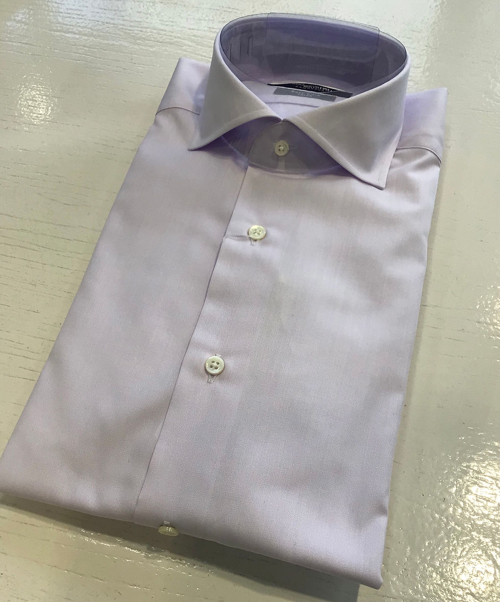 イージーケア、きれいな無地パープル入荷。税込8,690円、日本製。衿型カッタウェイ。ネクタイとの相性も良い色です。