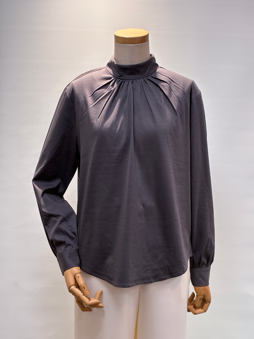 肌触りの良いニットブラウス入荷しました。100%綿、中国製。税込8,690円