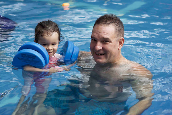 baby-swimming-class-smiling-dad-and-daughter-thao-dien.jpg .jpg